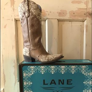 LANE BOOTS   Size 9 pull on tan color
